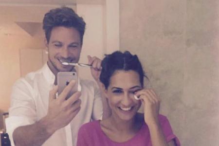 Das erste gemeinsame Selfie: Sebastian Pannek und Clea-Lacy gemeinsam im Badezimmer