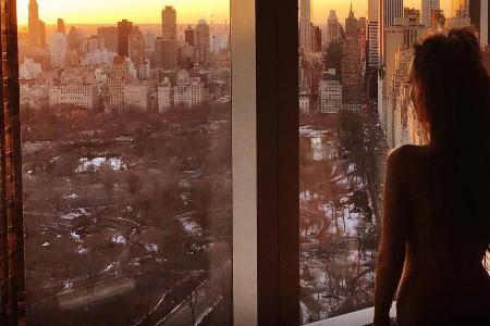 Annemarie Carpendale zieht vor dem Sonnenaufgang in New York blank
