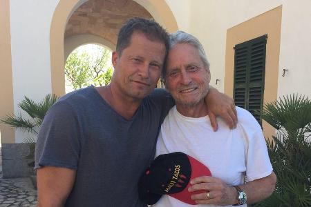 Dieses Foto entstand bei einem Treffen von Michael Douglas und Til Schweiger im Juni 2016 auf Mallorca