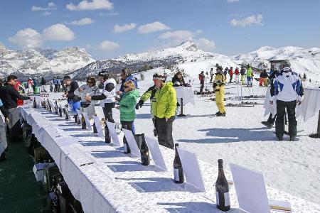 In Alta Badia werden die Skifahrer zur Weinprobe gebeten