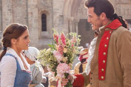 Als selbstverliebter Gaston wirbt Luke Evans um Belle (Emma Watson)