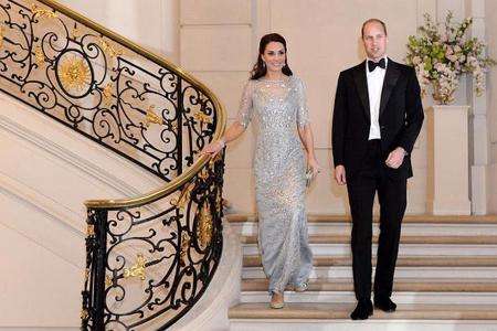 Das letzte Outfit des Tages war zugleich das schönste: Herzogin Kate strahlte neben Prinz William in einem eisblauen Glitzer...