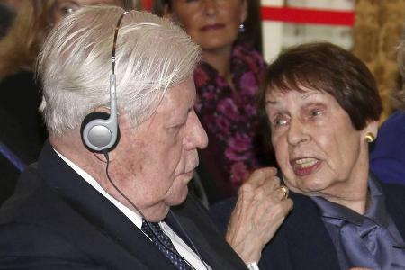 Ruth Loah mit ihrem Helmut Schmidt im Jahre 2014