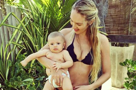 Speck ist zwar zu sehen, allerdings nicht am Mama-Bauch von Candice Swanepoel...