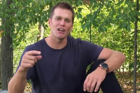 Tom Brady sollte lieber mit seiner eigenen Stimme sprechen