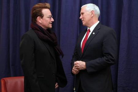 Am Rande der Münchner Sicherheitskonferenz trafen Bono (l.) und Mike Pence aufeinander