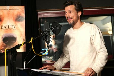 Florian David Fitz leiht dem Hund Bailey seine Stimme