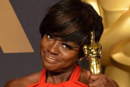 Viola Davis mit ihrem Oscar als 