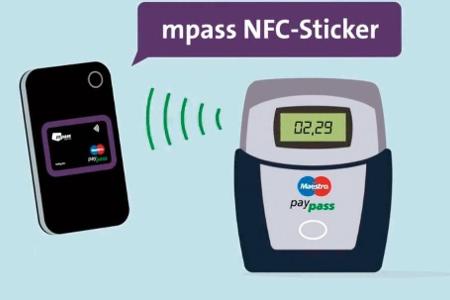 Der mpass-Sticker ermöglicht bargeldloses Bezahlen per Smartphone.
