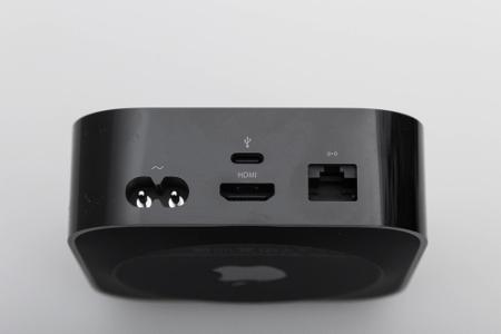 Apple TV 4: Anschlüsse: Strom, HDMI, Ethernet und USB-C, WLAN, Bluetooth und Infrarot-Empfänger.