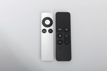 Fernbedienungen von Apple TV 3 (links) und Apple TV 4 (rechts) im Vergleich.