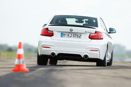 BMW M235i, Heckansicht, Slalom