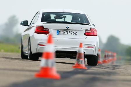 BMW M235i, Heckansicht, Slalom