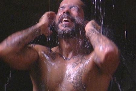 Tag 6 im Camp: Aurelio Savina duscht unter dem Wasserfall