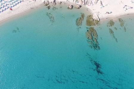 Kristallklares, smaragdgrünes Wasser am Strand des Hotels Marinedda