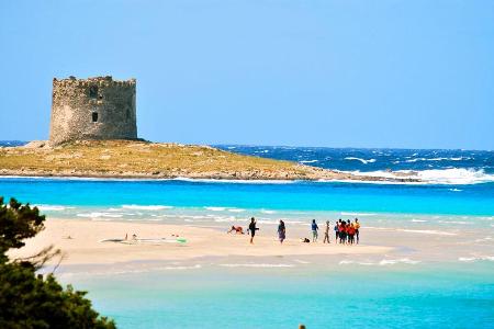 Eine der schönsten Ecken Sardiniens: La Pelosa mit Strand und Turm