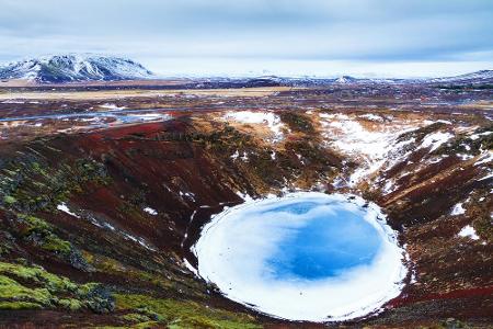 Kerid nennt sich dieser wunderschöne Kratersee im Südwesten des Landes. Auch wenn der Krater selbst bis zu 55 Meter tief ist...