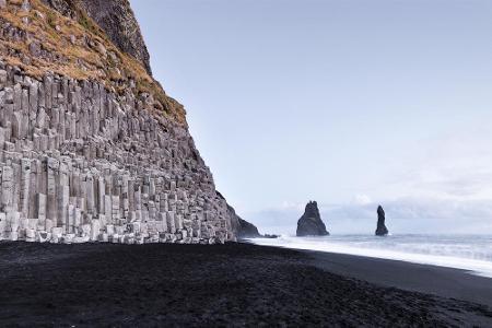 So etwas gibt es nur auf Island zu sehen: ein Strand mit schwarzem Sand. 