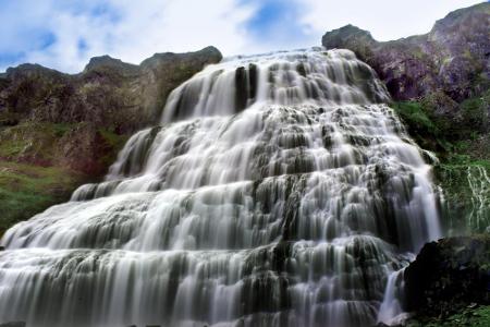 Im Nordwesten Islands befindet sich wohl einer der schönsten Wasserfälle der Welt, genannt Dynjandi. Aufgrund seiner breiten...