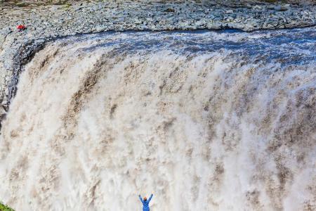 Ein ganz anderes Kaliber ist da schon Dettifoss, der leistungsstärkste Wasserfall Europas. Nahezu 200 Kubikmeter Wasser rase...