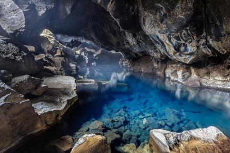 Hoch im Norden befindet sich Grjotagja, eine Höhle mit einem kleinen See. 