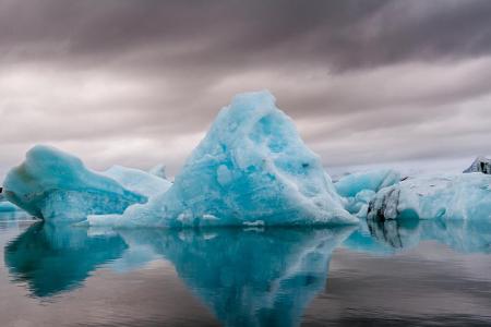 Der Jökulsarlon ist mit etwa 18 Quadratkilometern der größte Gletschersee Islands. Bekannt ist er vor allem wegen der blau s...