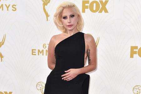 Im klassischen schwarzen One-Shoulder-Kleid trat Lady Gaga bei den diesjährigen Emmys auf. Ihre Kurzhaar-Frisur erinnerte da...
