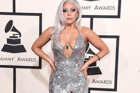 Bei den Grammys Anfang des Jahres standen bei Lady Gaga alle Zeichen auf Glitzer. Das Kleid wurde durch das Mega-Dekolleté u...