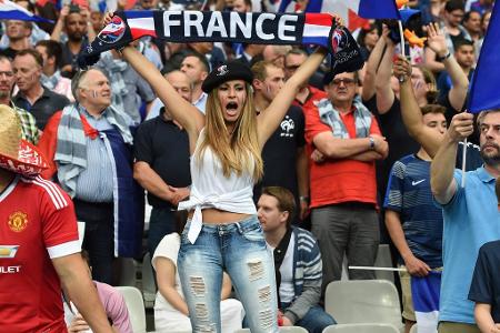 Dieser weibliche Frankreich-Fan feierte den Auftaktsieg von Les Bleus gegen Rumänien.