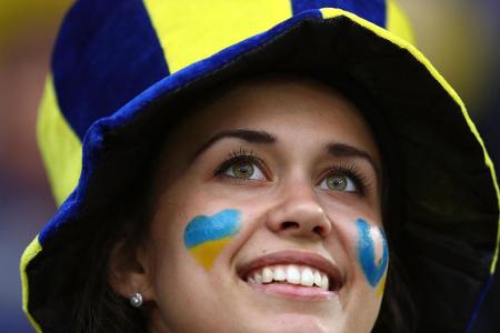 Die Ukraine verlor zwar gegen Deutschland ihr Auftaktspiel. Dieser in den Landesfarben gekleidete weibliche Fan hat trotzdem...