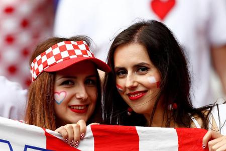 Fahne, Kappe, Fingernägel - bei diesen beiden Kroatinnen ist alles rot-weiß kariert. Das sind echte Fans.