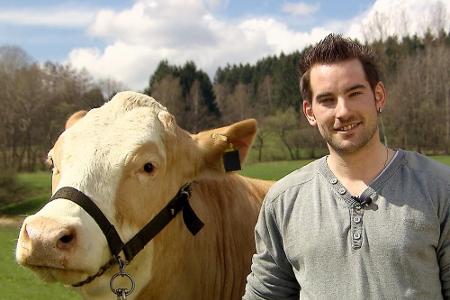 Daniel (25), der attraktive Jungbauer, kümmert sich auf 35 Hektar Grünland in NRW um 18 Schafe und Lämmer, sieben Rinder, zw...