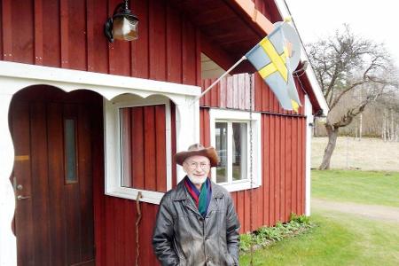 Fritz (69), der herzliche Hobbybauer, zog von Brandenburg nach Schweden. Hier kümmert er sich um drei Schafe und viele Apfel...