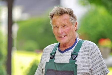 Gerhard (76), der sächsische Bio-Kuhbauer, lebt in einem 120 Jahre alten Bauernhaus im Erzgebirge. Er hat Rinder, Schafe, Pf...