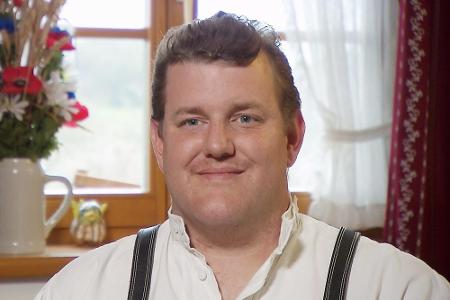 Klaus (32), der muntere Milchbauer aus Bayern, wird den Hof einmal übernehmen. Er lebt gern auf dem 3-Generation-Hof und suc...