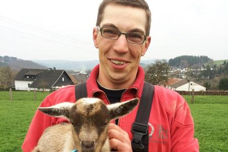 Roland (29), der familiäre Ziegenwirt, kümmert sich um 400 Ziegen, die er seine 