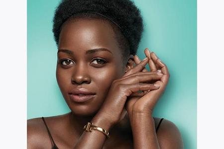 Lupita Nyong'o präsentiert ein Schmuckstück aus der Herbstkollektion 2016 von Tiffany & Co.