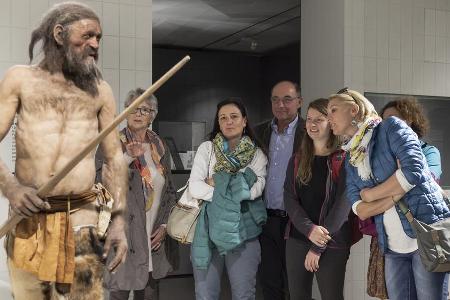 Im Archäologiemuseum in Bozen steht eine Ötzi-Nachbildung