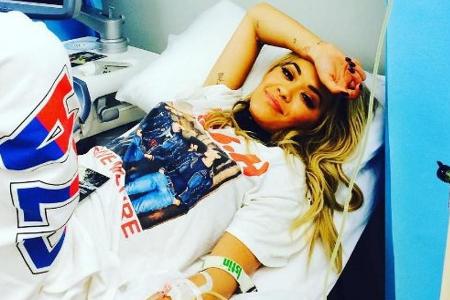 Mit einem Lächeln signalisiert Rita Ora ihren Fans, dass sie auf dem Weg der Besserung ist