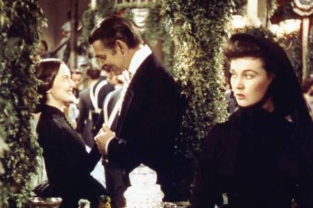 Vivien Leigh (li.), Clark Gable und Olivia de Havilland in 