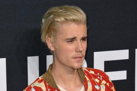 Lässig auf dem roten Teppich - ein bisschen tolpatschig auf der Bühne: Justin Bieber ist schon wieder gestürzt