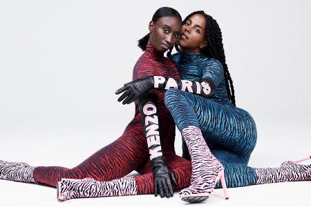 Tigerprint in allen Farben: Amy Sall (l.) und Juliana Huxtable modeln für Kenzo x H&M