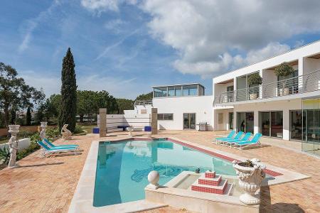 Im Ferienort Porches an der portugiesischen Algarve liegt diese 5-Zimmer-Villa namens 