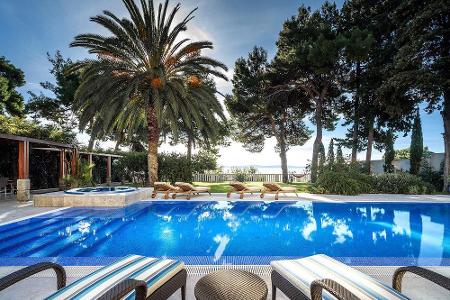 Weiter südlich von Kastela befindet sich dieses Ferienhaus in Split, der größten Stadt Dalmatiens. Die 17-Zimmer-Villa mit d...