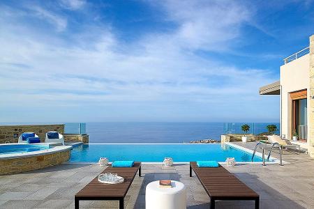 Pool vor der Tür samt atemberaubendem Blick auf das Meer, dazu ein 8000 Quadratmeter großer Garten - die 