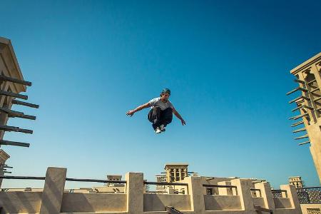 Die Stunts von Kie Willis zeigen das Madinat Jumeirah aus völlig neuen Perspektiven