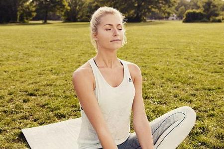 Lena Gercke entspannt beim Yoga