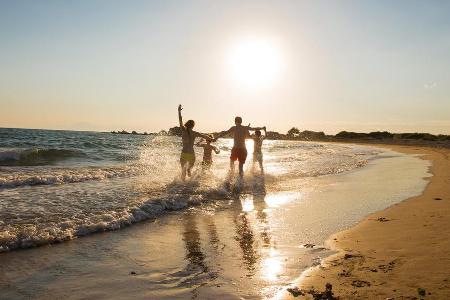 Ein Urlaub an einem sonnigen Strand ist etwas Wunderbares, auch im Herbst