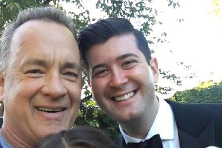 Selfie mit neuen Freunden: Tom Hanks hat seine Morgenrunde im Central Park genutzt, um ein Brautpaar zu überraschen