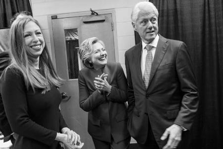 Hillary Clinton (Mitte) feiert nach dem TV-Duell mit Tochter Chelsea und Ehemann Bill